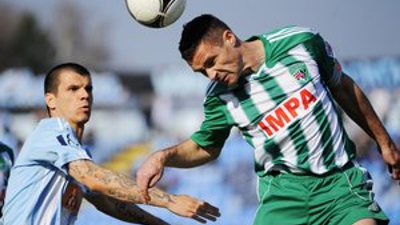 Halenár zo Slovana (vľavo) v súboji s Prešovčanom Petrášom.