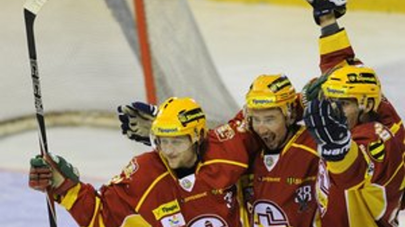 Tibor Melichárek (uprostred) z Trenčína sa teší z gólu so spoluhráčmi Radoslavom Tyborom (vľavo) a Marekom Birom.