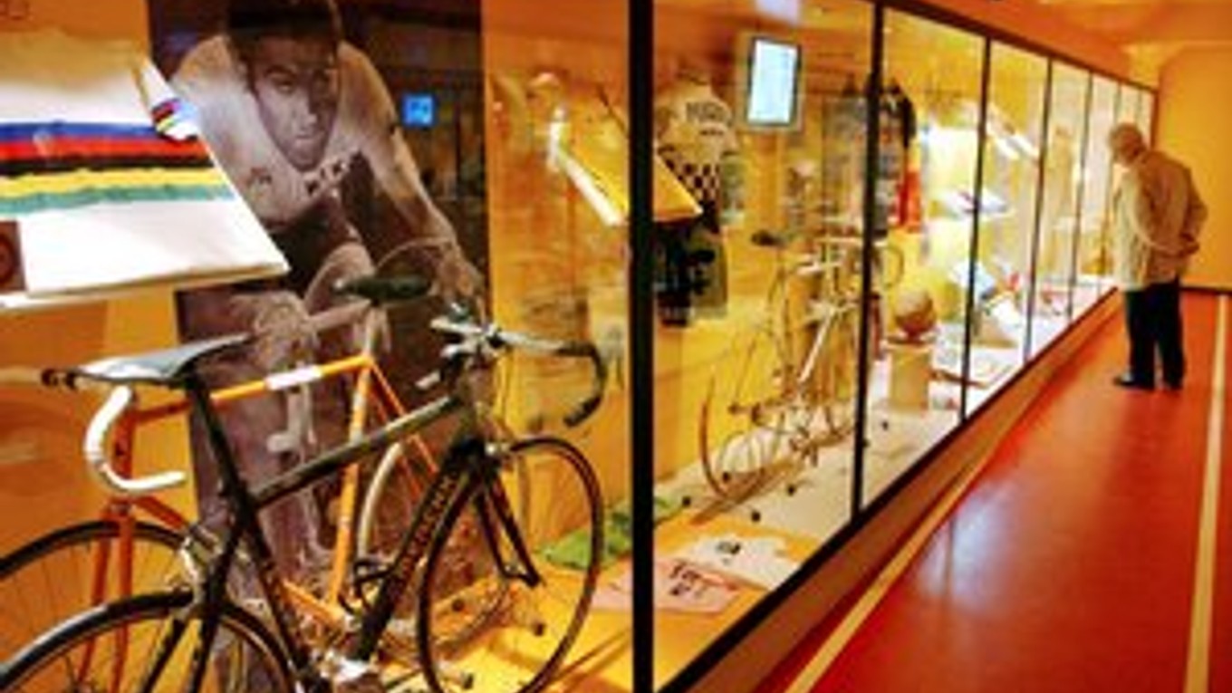 Výstava memorabílií Eddyho Merckxa.