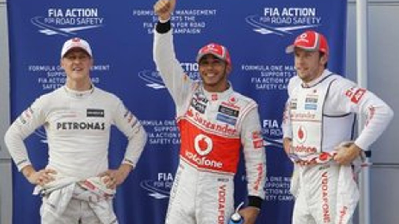 Lewis Hamilton sa teší z prvenstva v kvalifikácii.