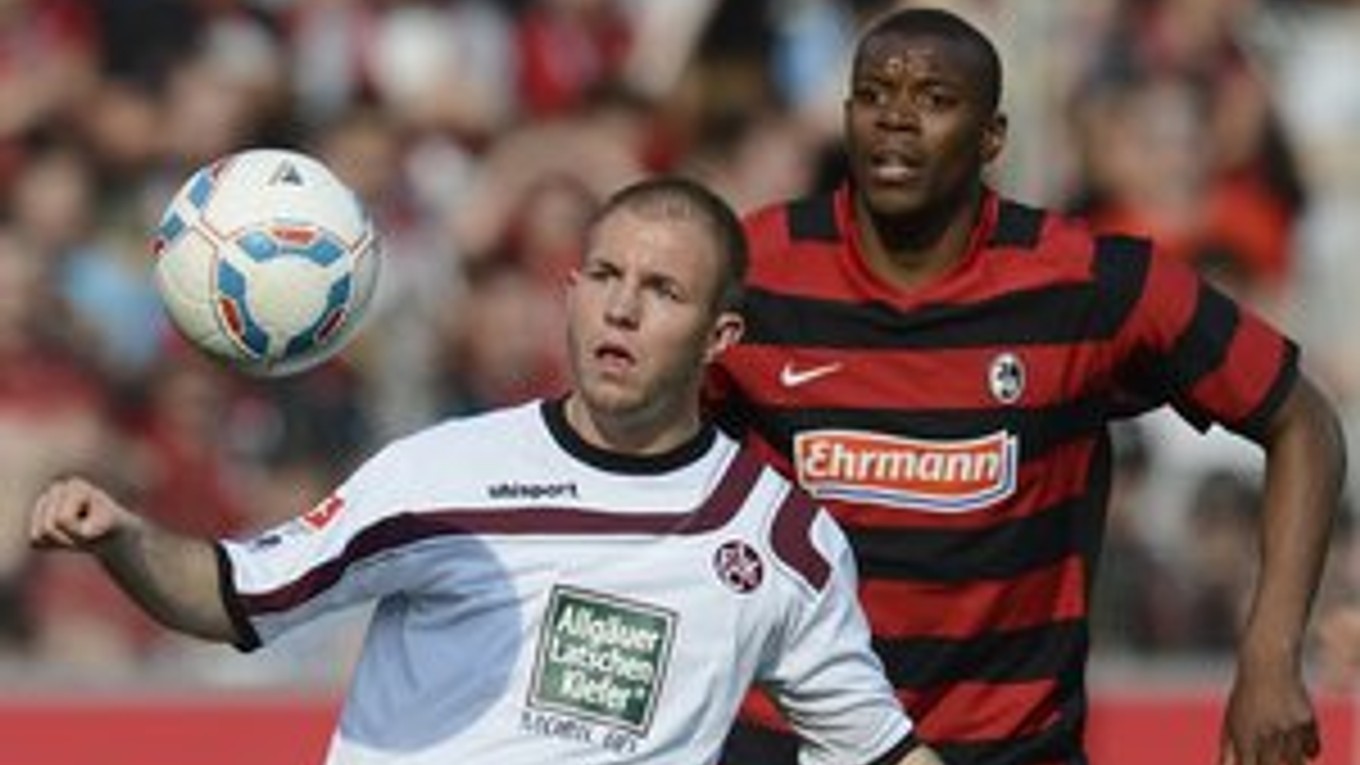 Karim Guédé v súboji s Christianom Tiffertom z 1. FC Kaiserslautern.