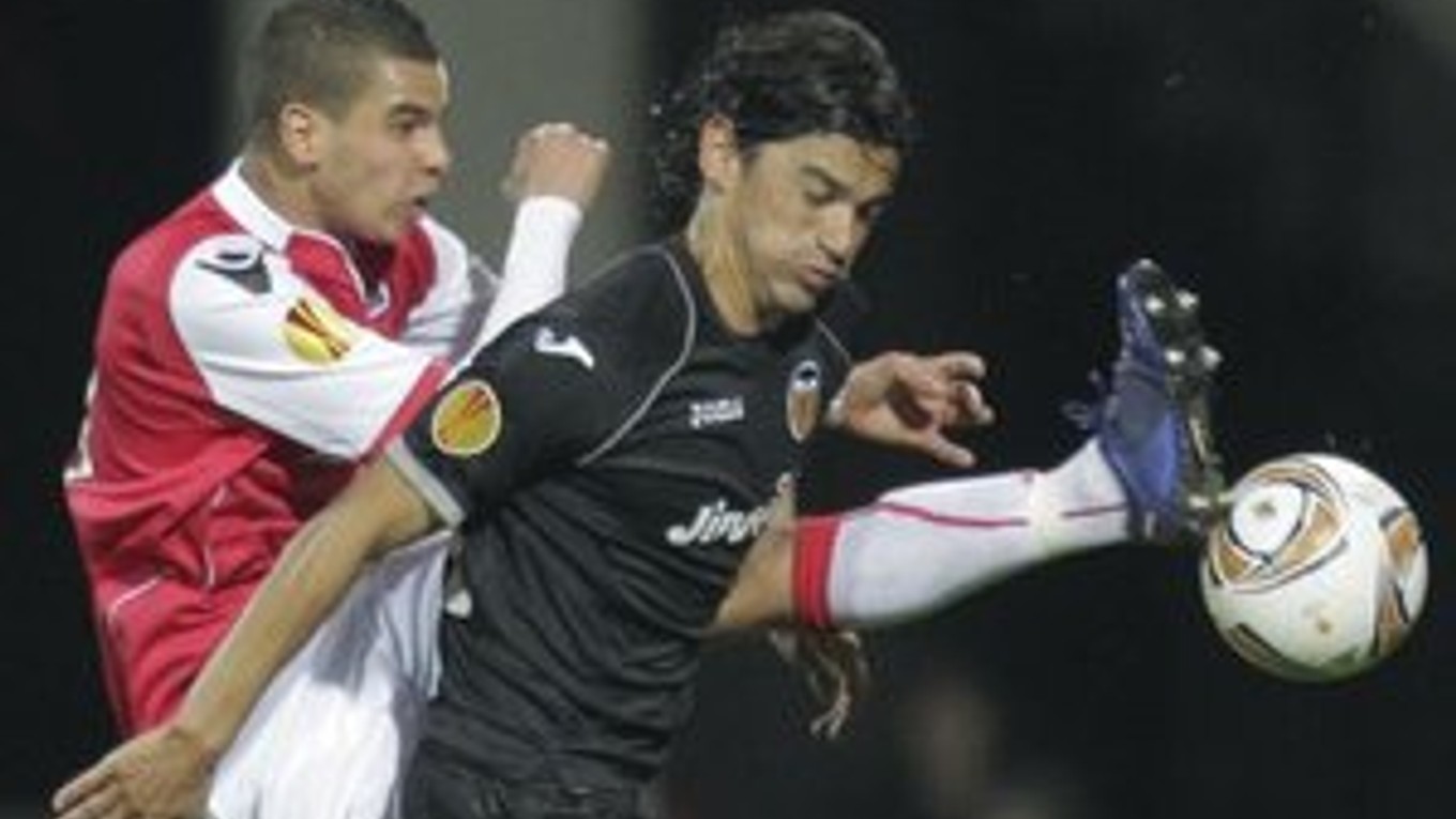 Adam Maher (vľavo) z AZ v súboji s Tinom Costom (Valencia)