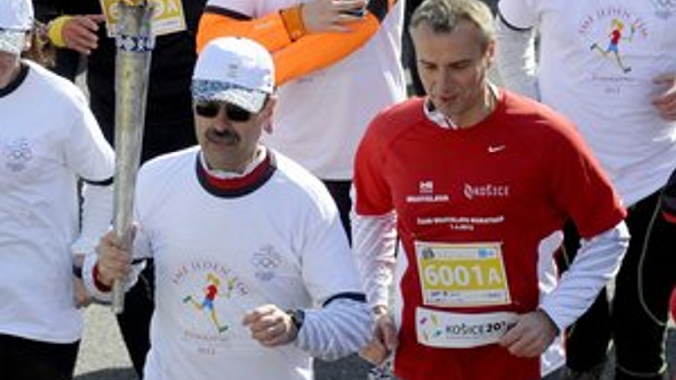 Primátor Bratislavy Milan Ftáčnik a primátor Košíc Richard Raši na štarte ČSOB Bratislava Maratónu.