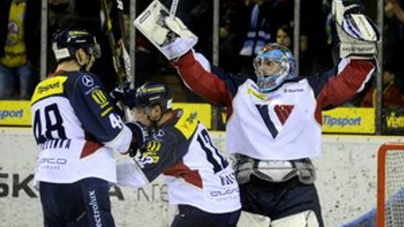 Hokejisti Slovana sa na trenčianskom ľade tešia z postupu do finále po víťazstve 4:0 v semifinálovej sérii.