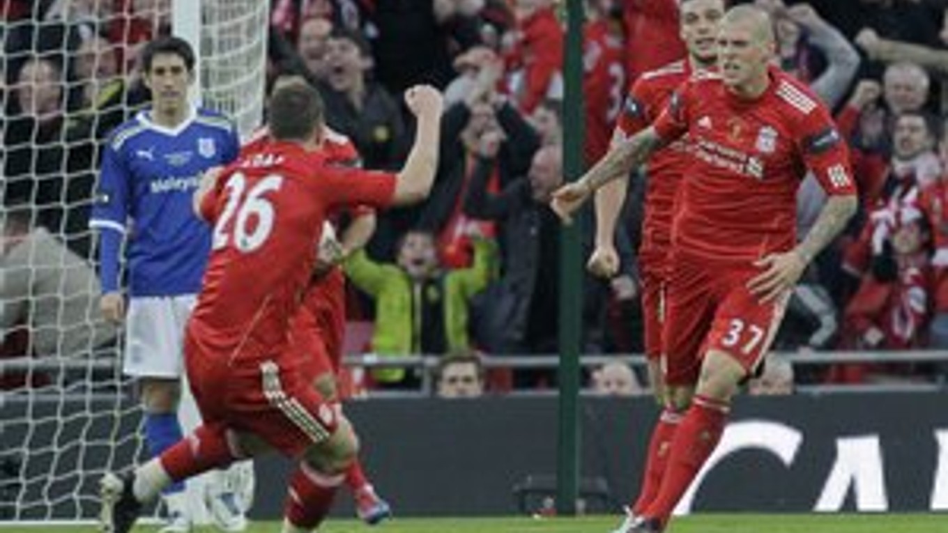 Martin Škrtel (vpravo) už v tejto sezóne vo Wembley skóroval. Vo finále Carling Cupu do siete druholigového Cardiffu.