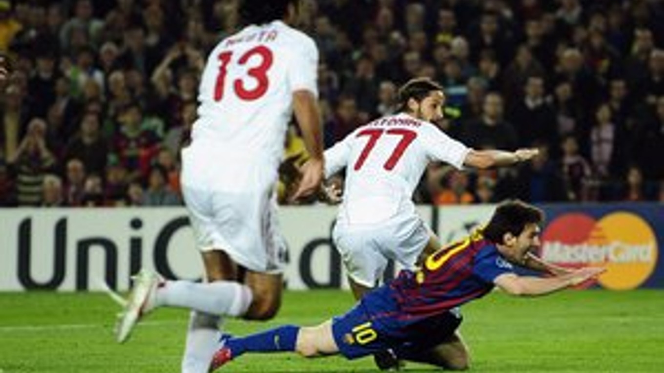 Messi kopal v odvete proti AC Milánu dva pokutové kopy, oba premenil. Na snímke faul Antoniniho, po ktorom nasledoval prvý Messiho gól.