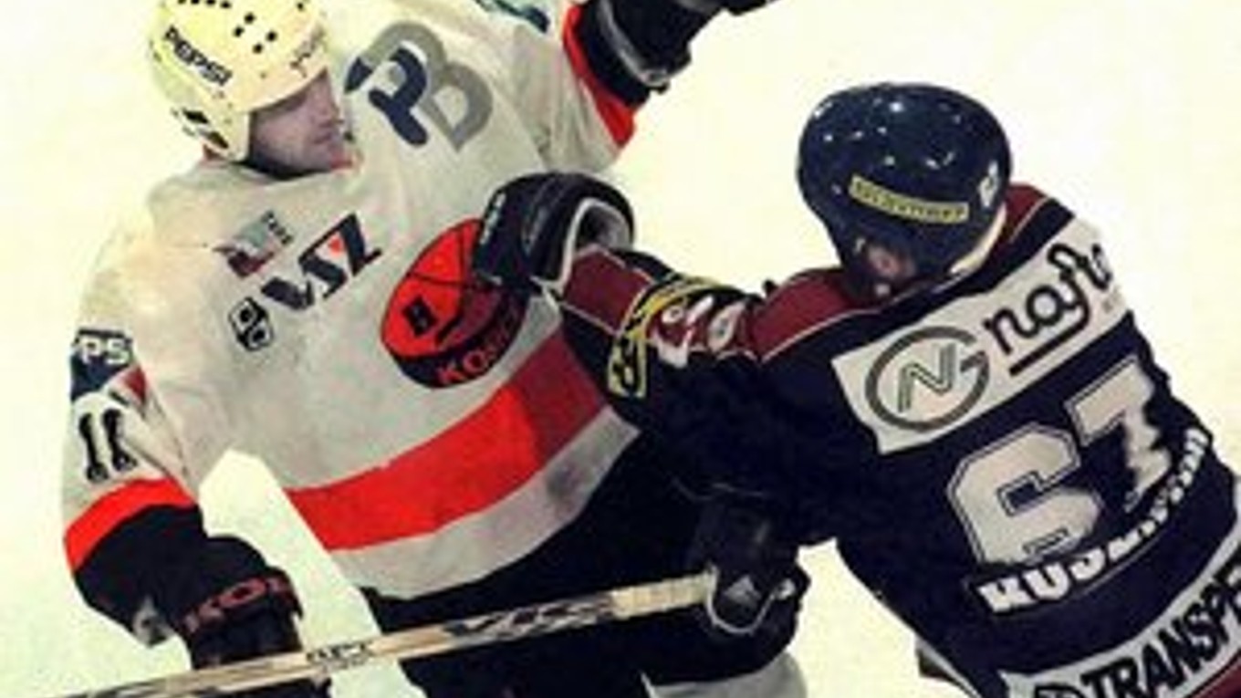 Medzi Košicami a Slovanom vládne dlhoročná rivalita. V roku 1998  finále poznačil útok hokejkou slovanistu Karola Rusznyáka na Igora Libu (na hlavnej snímke). Slovan vyhral vo finále nad Košicami trikrát, Košice nad Slovanom dva razy. ⋌