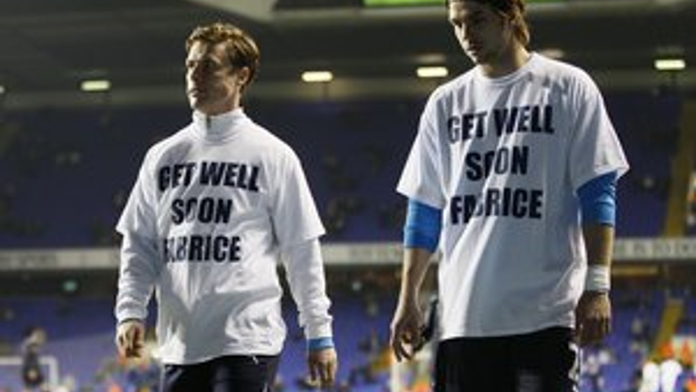 Viacero hráčov si oblieklo tričko s podporným textom na uzdravenie Fabrica Muambu.