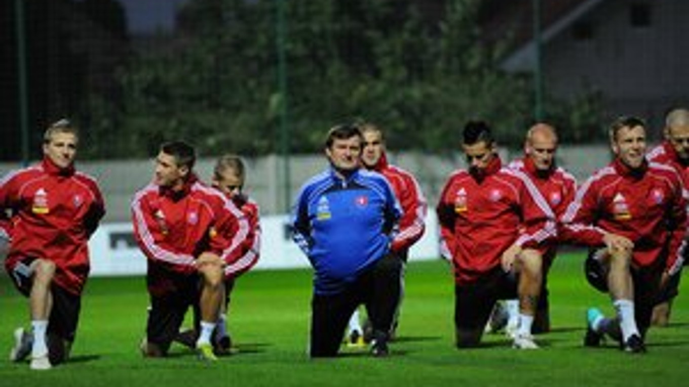 Michal Hipp (v strede) posobí v reprezentácii už dlho ako asistent. Jeho protikandidát Stanislav Griga viedol ako hlavný tréner národný tím do 21 rokov.