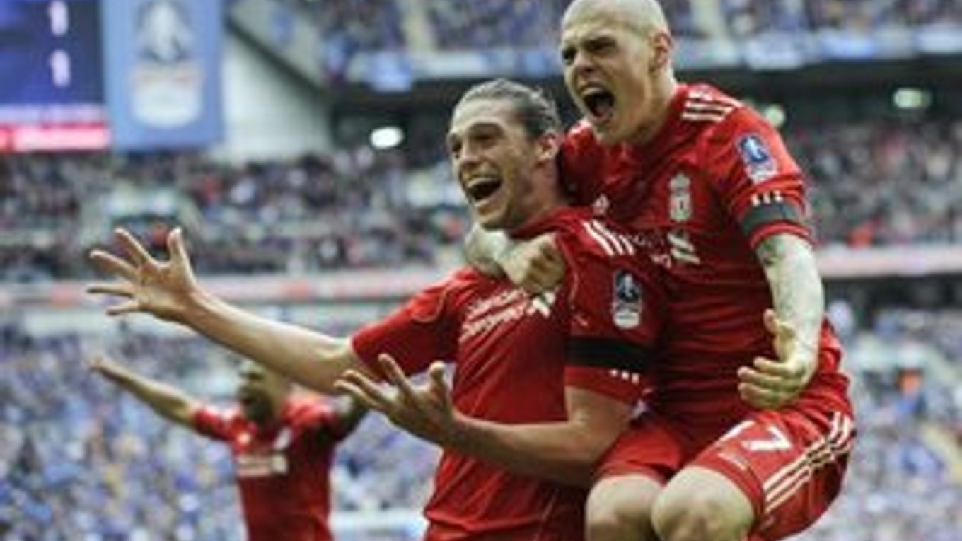 Martin Škrtel (vpravo) a Andy Carroll sa tešia z druhého gólu v sieti Evertonu.