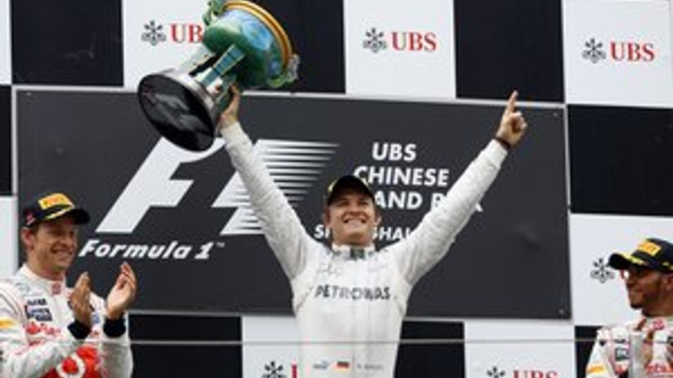 Nico Rosberg s trofejou za víťazstvo na Veľkej cene Číny.