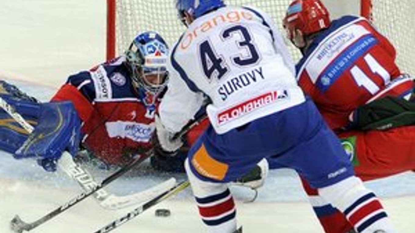 Slovenskí hokejisti strieľajú v príprave na majstrovstvá sveta zatiaľ málo gólov. Tento týždeň ich čakajú dva zápasy s Českom.