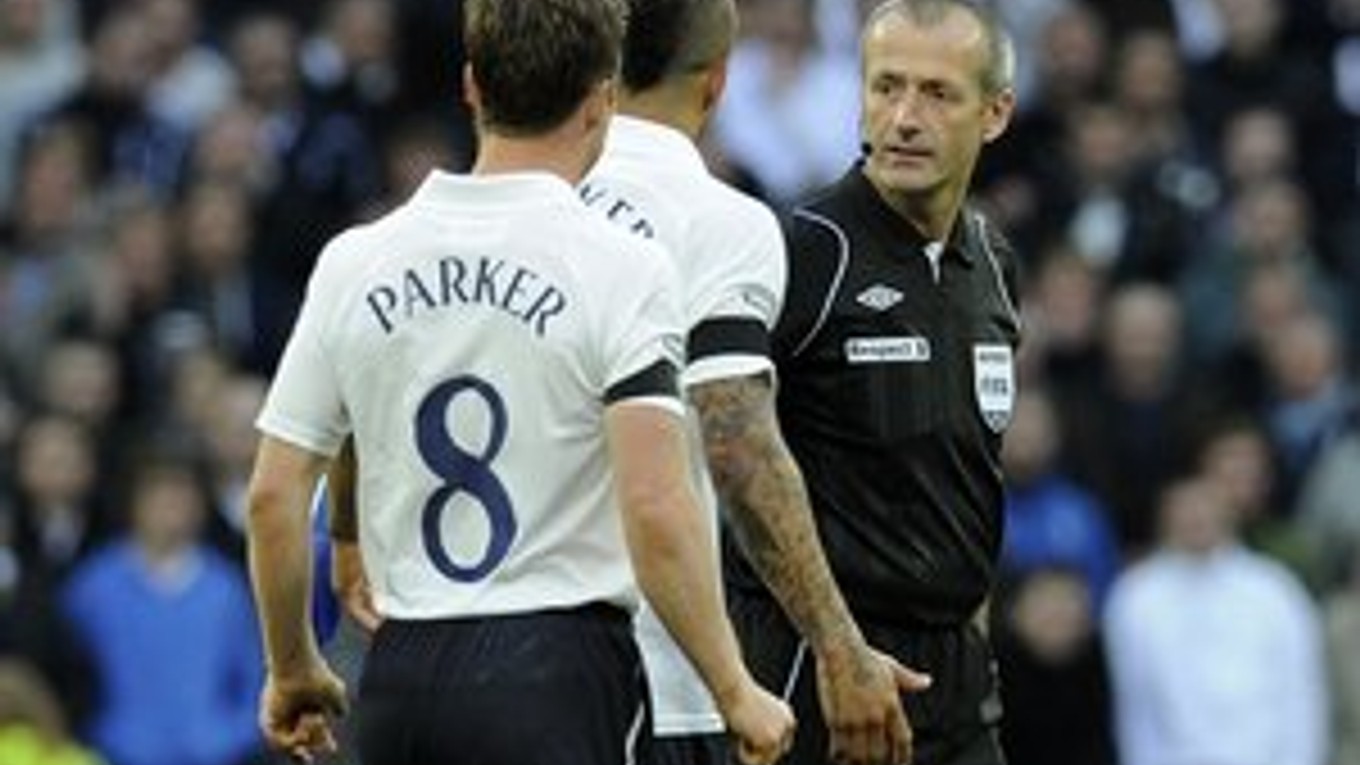 Hráči Tottenhamu pri protestoch proti rozhodnutiu Martina Atkinsona.