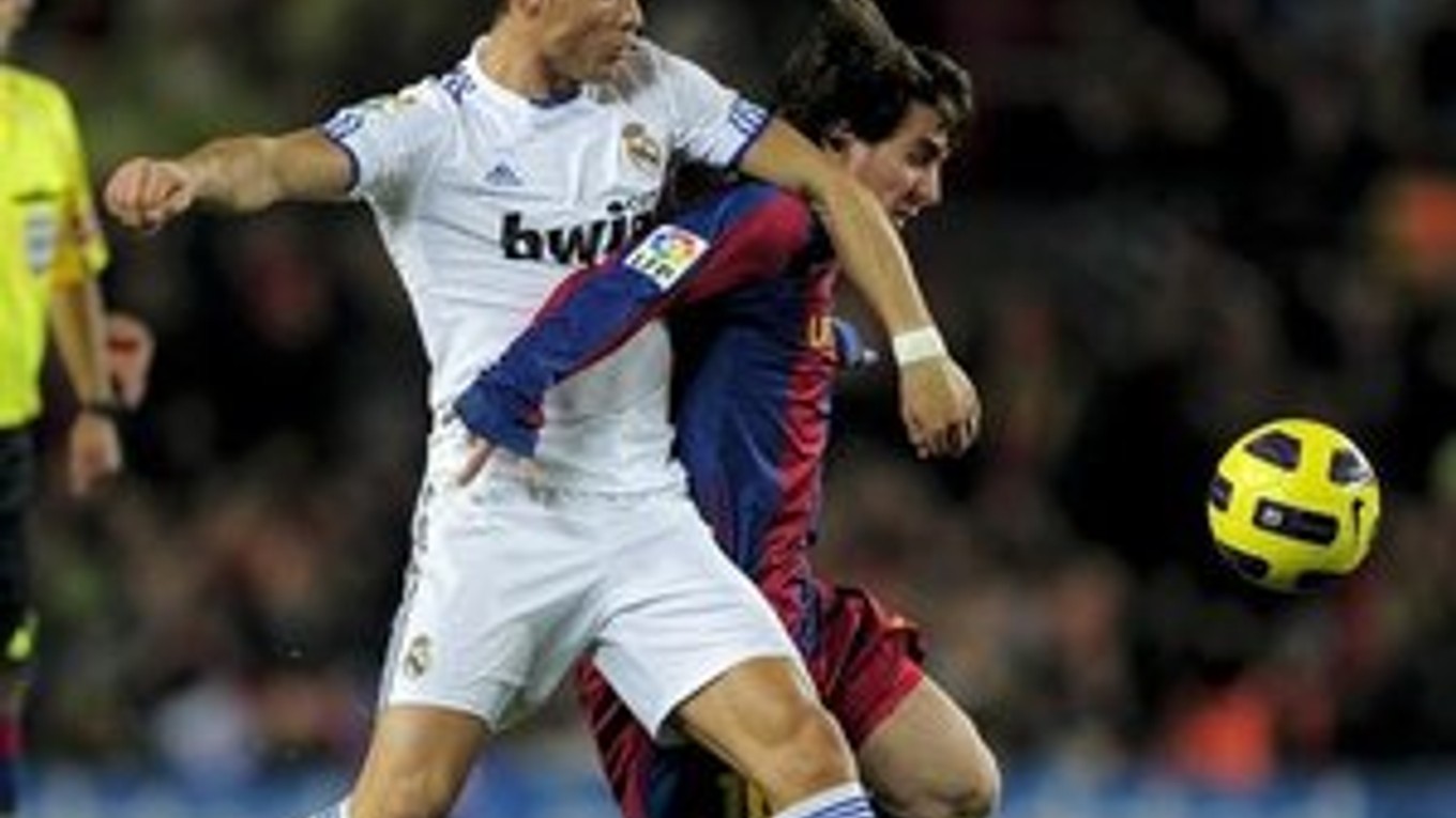 Cristiano Ronaldo (vľavo) a Lionel Messi