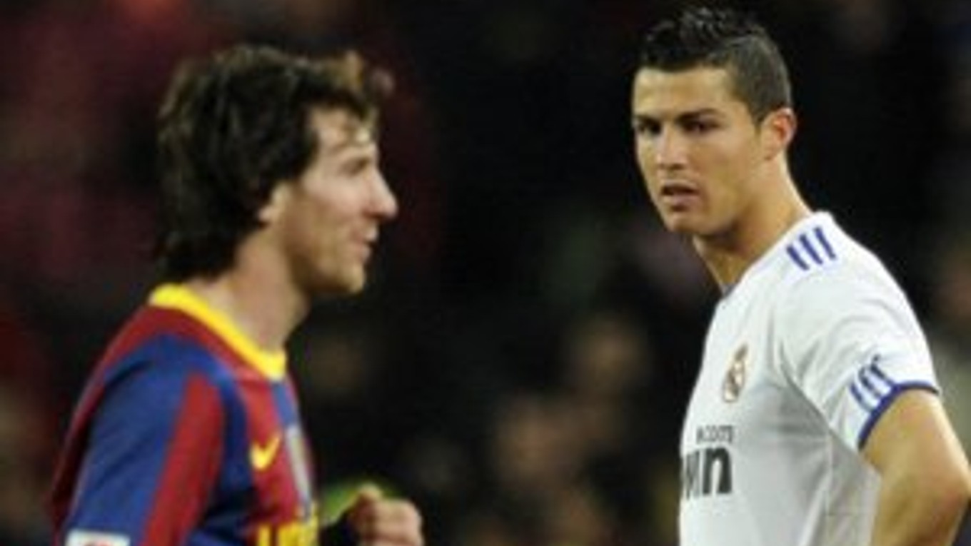Cristiano Ronaldo (v bielom) a Lionel Messi