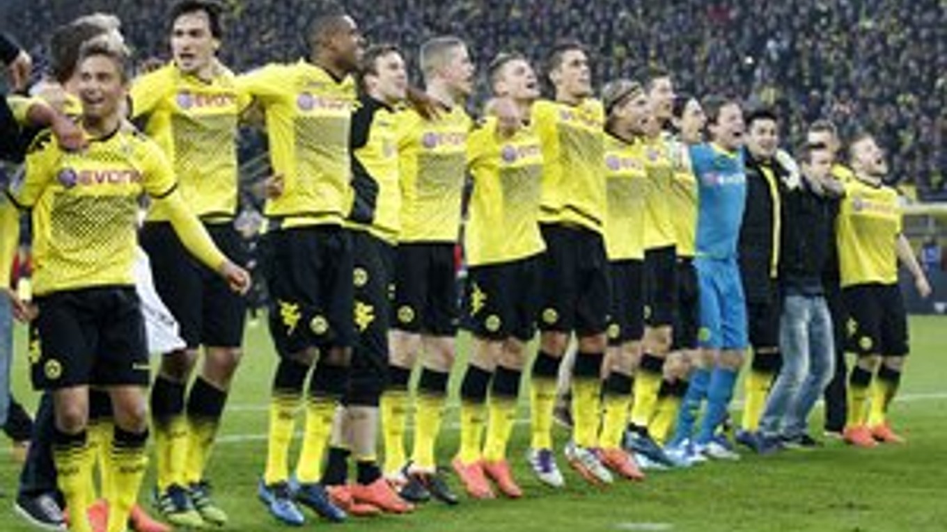 Futbalisti Dortmundu oslavujú titul.