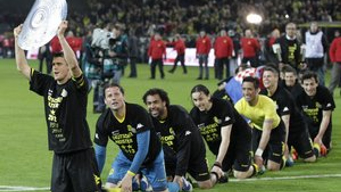 Futbalisti Dortmundu oslavujú bundesligový titul.