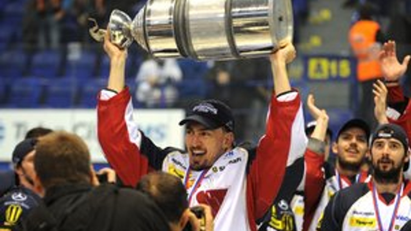 Miroslav Šatan dvíha klubovú  trofej prvýkrát s kapitánskym céčkom na košickom ľade. Kapitánom reprezentácie bol aj vo finálle MS 2002, Stanley Cup dvíhal nad hlavu v drese Pittsburghu v roku 2009.