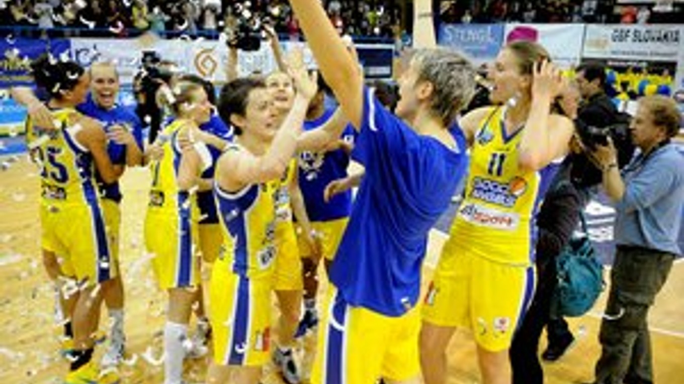 Hráčky Good Angels Košice oslavujú deviaty titul.