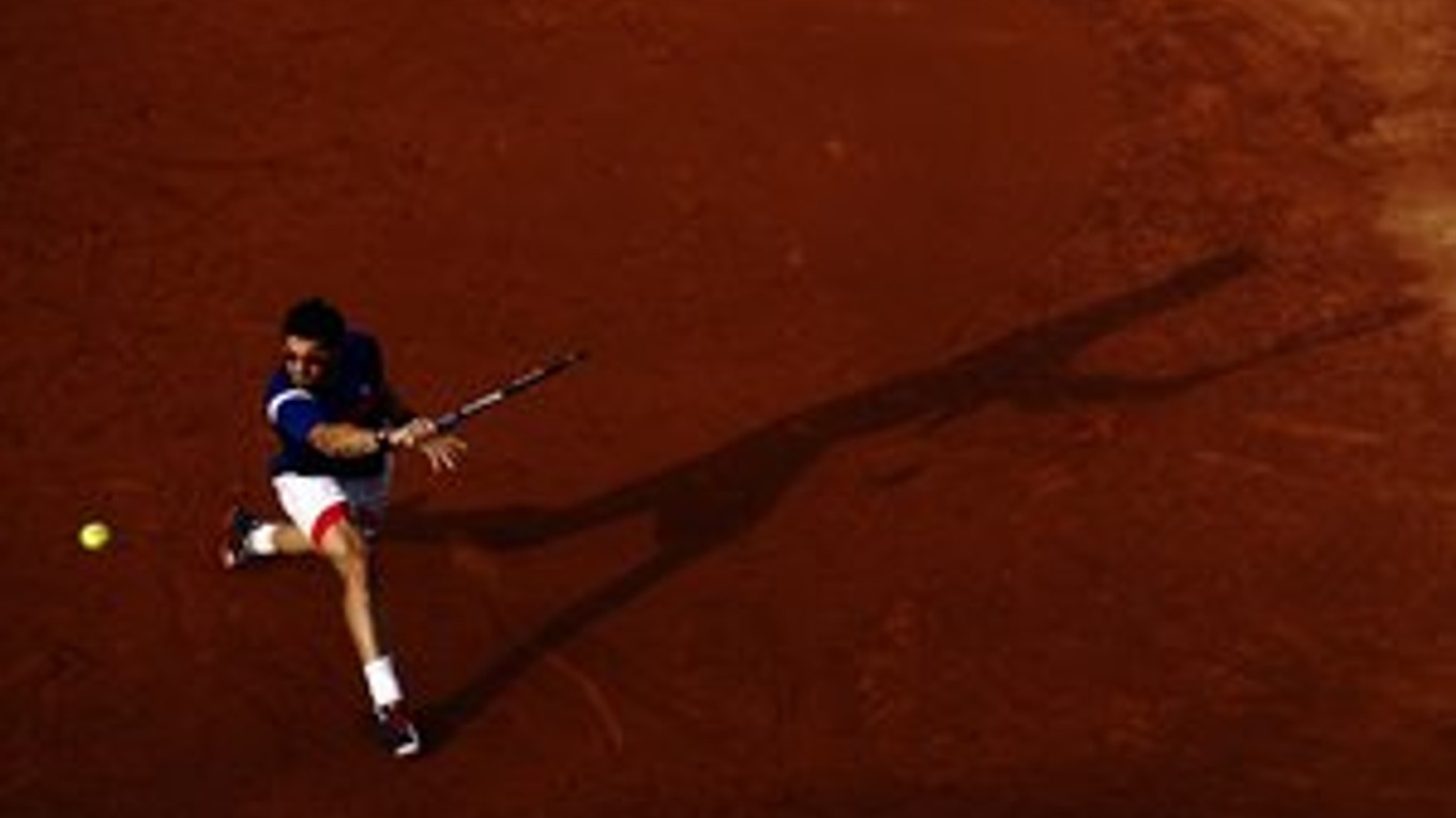 Janko Tipsarevič v zápase s Nadalom.