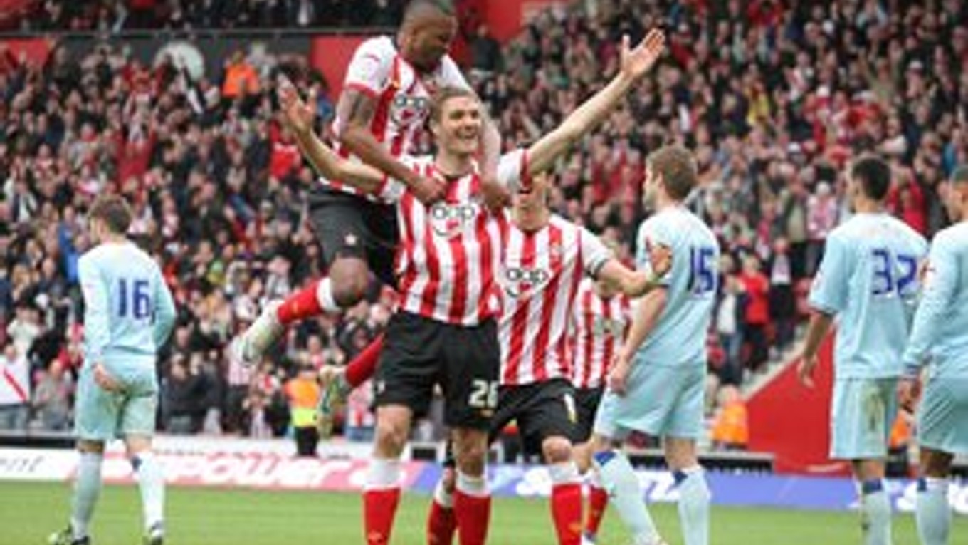 Jos Hooiveld (v strede) oslavuje gól do siete Coventry. The Saints si v 2012/13 zahrajú v Premier League.