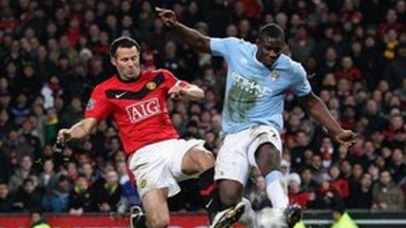 Ryan Giggs z Man Utd (vľavo) v súboji s Micahom Richardsom.