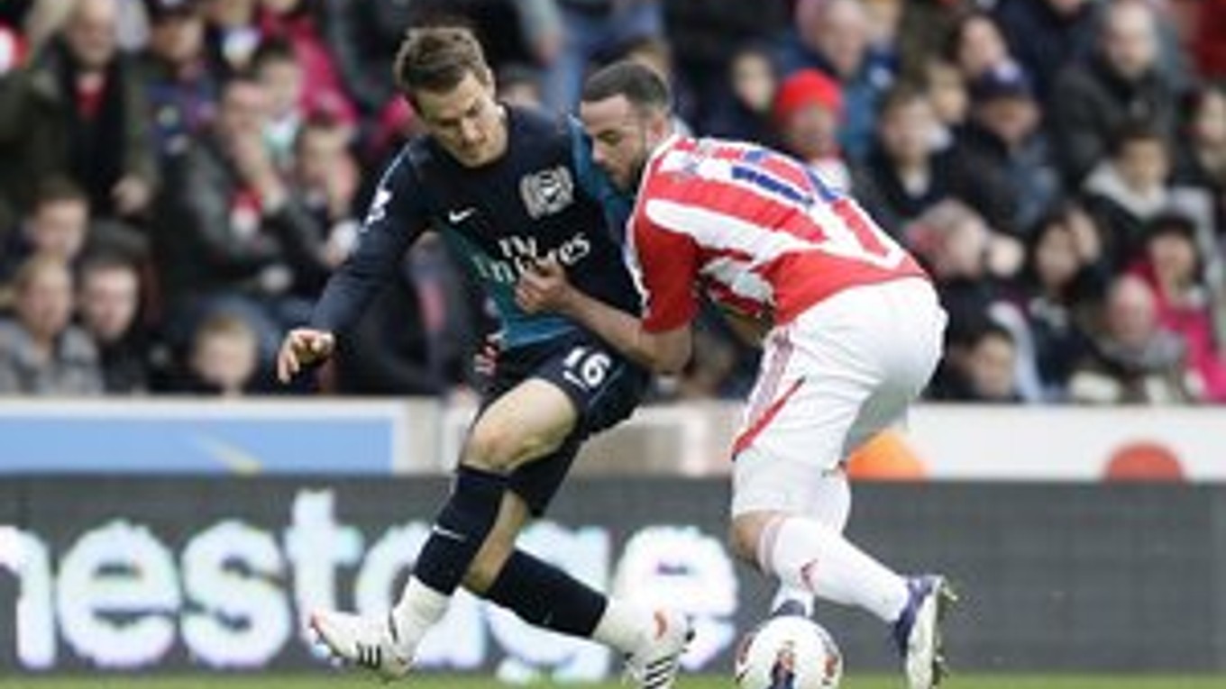 Aaron Ramsey z Arsenalu (vľavo) v súboji s hráčom Stoke Marcom Wilsonom