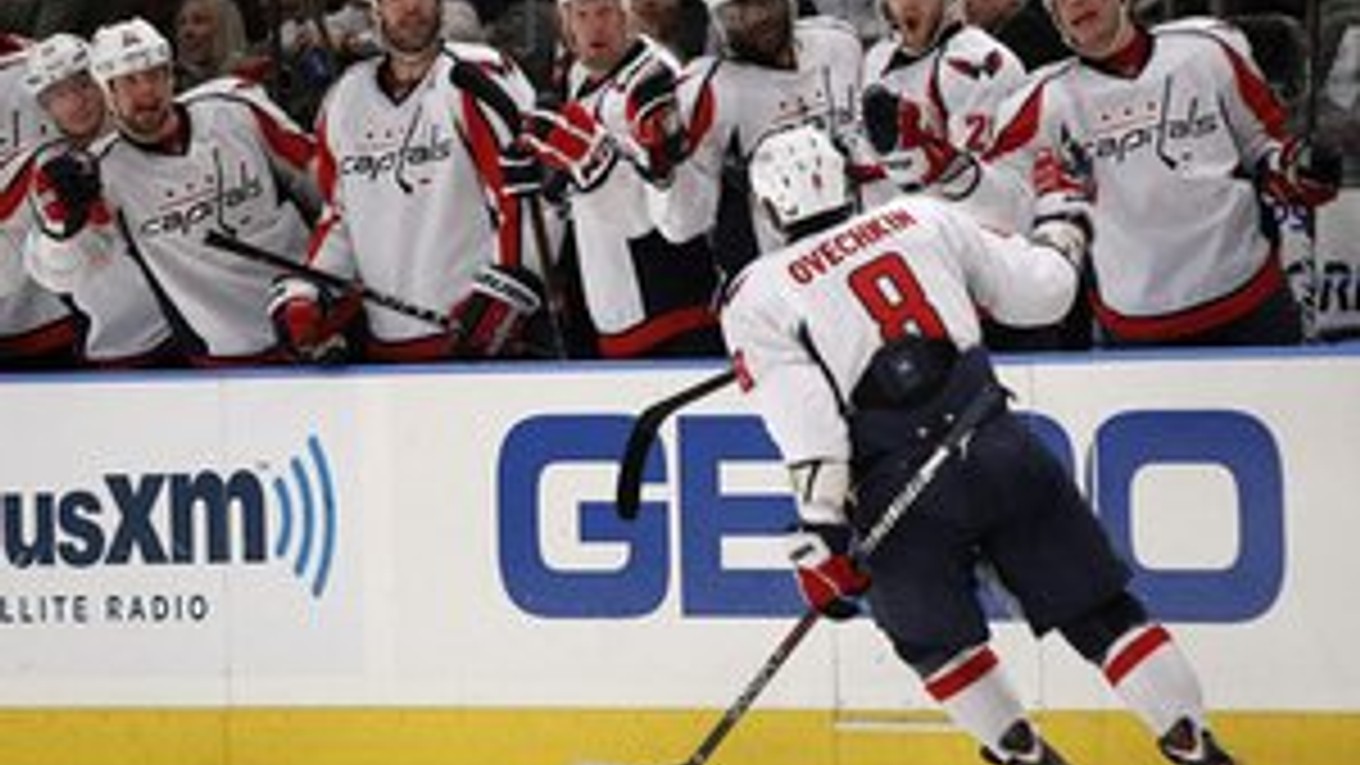 Ovečkin oslavuje so spoluhráčmi víťazný gól na 3:2.