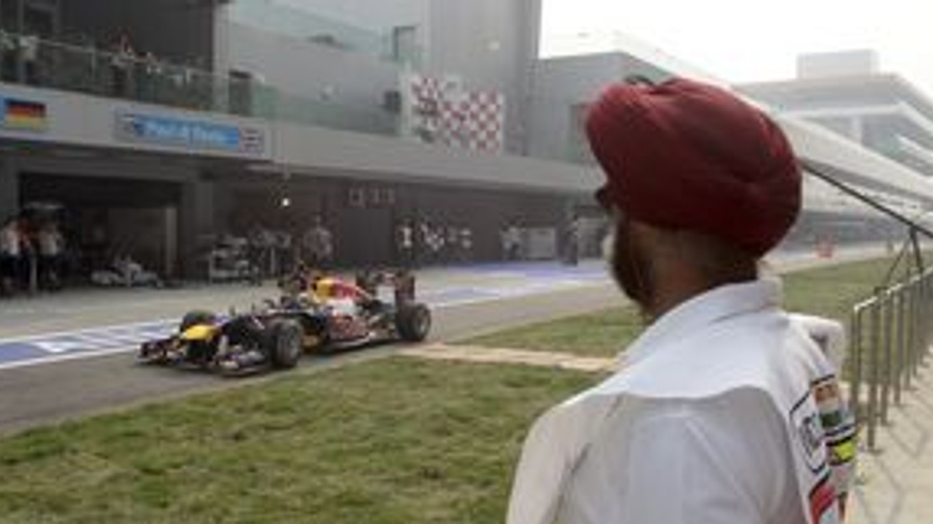 Formula 1 sa tohto roku rozšírila do Indie. Nový okruh v Noide na predmestí Dillí meria 5,137 km, na rovinke môžu jazdci dosahovať rýchlosť vyše 320 km/h.