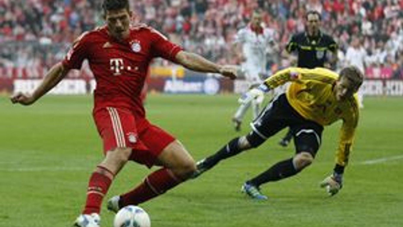 Útočník Bayernu Mario Gomez a brankár Norimbergu Raphael Schaefer.