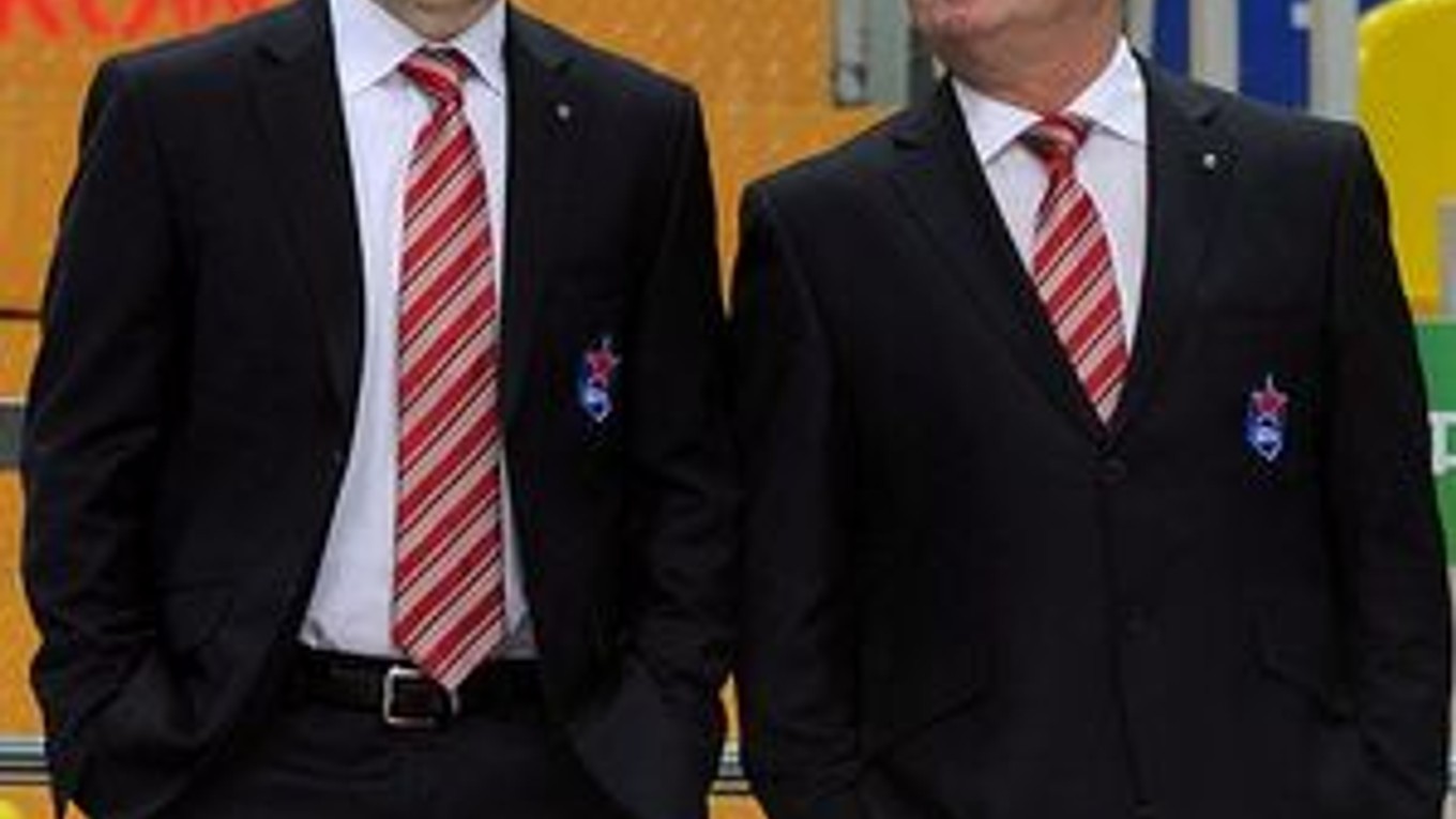 Hlavný tréner Július Šupler (vpravo) s asistentom Jevgenijom Namestnikovom.FOTO –CSKA–HOCKEY. RU