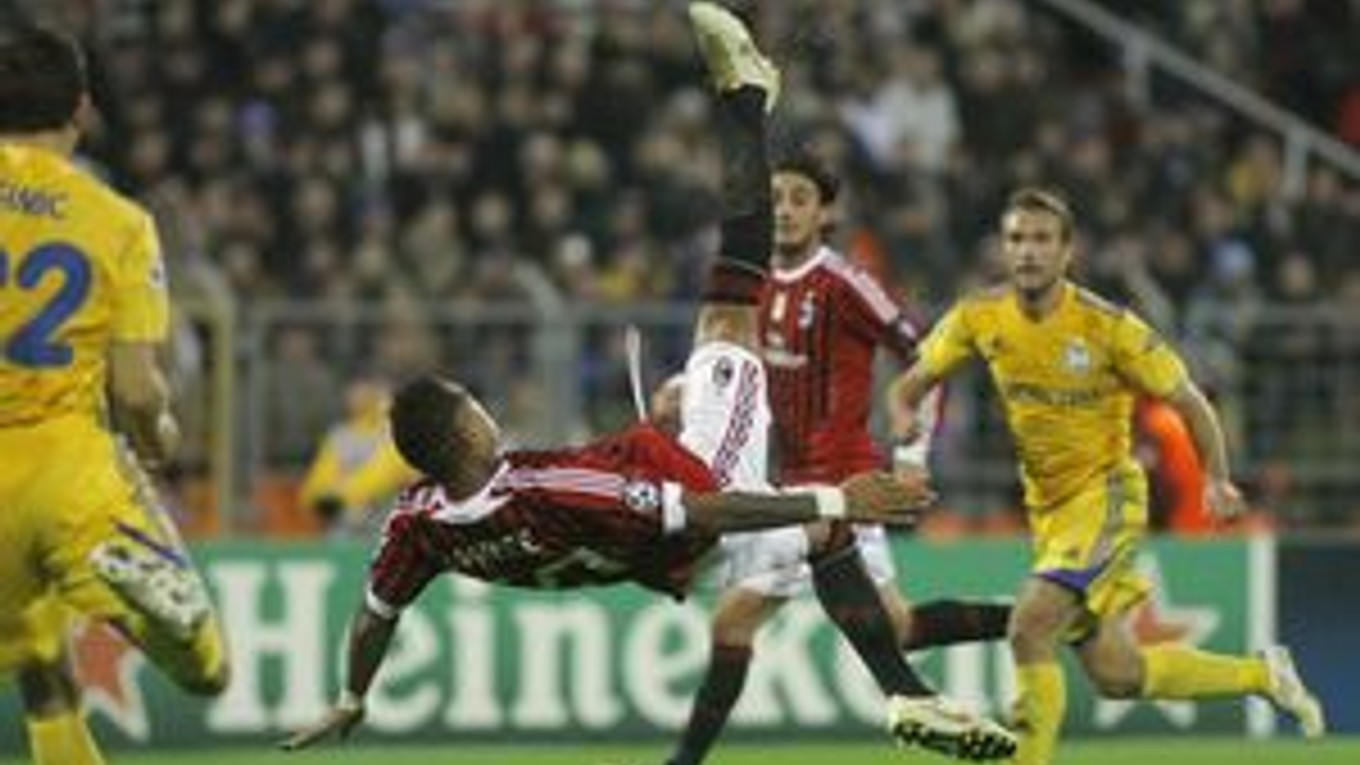 Kevin-Prince Boatenq v drese AC Miláno sa pokúša skórovať do bránky BATE Borisov.