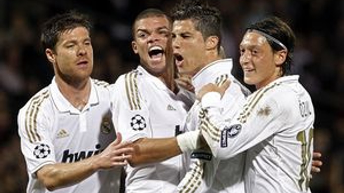 Futbalisti Realu Madrid postúpili po víťazstve 2:0 nad Olympiuque Lyon do osemfinále Ligy majstrov.