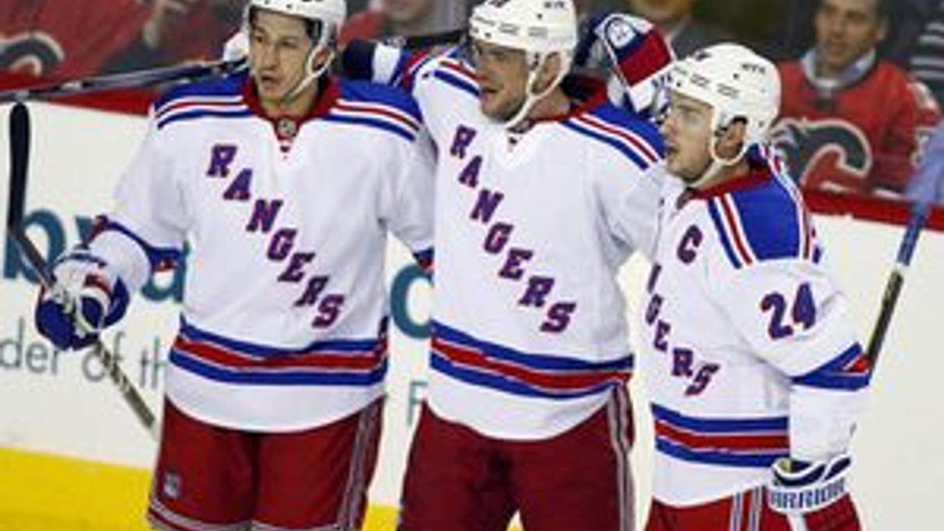 Marián Gáborík oslavuje gól so svojimi spoluhráčmi.