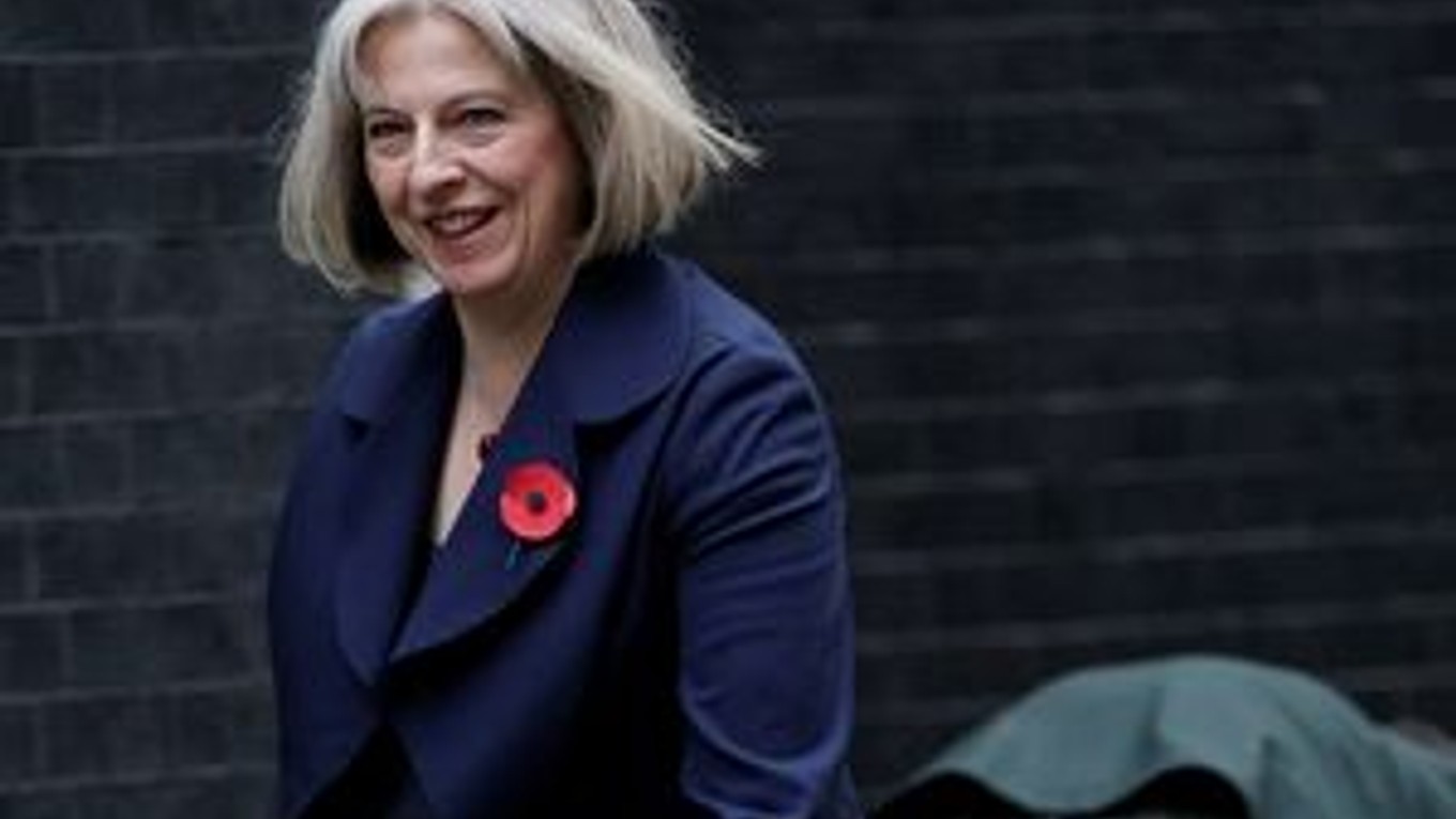 Britská ministerka vnútra Theresa May s kvetom na uctenie si pamiatky obetí I. svetovej vojny.