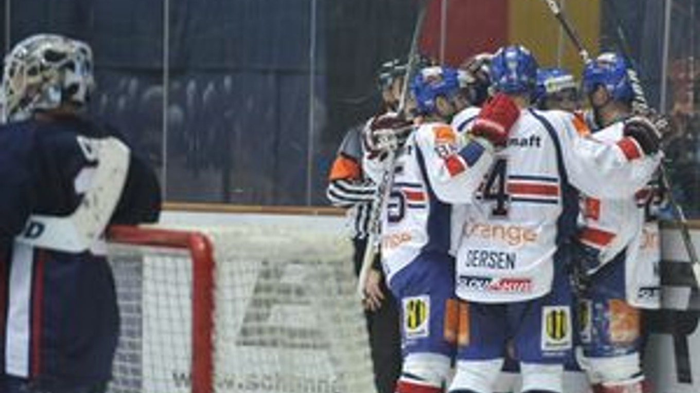 Slovenskí hokejisti v súboji s USA.