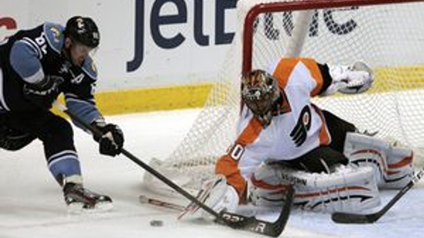 Brankár Flyers chytá pokus Tomáša Kopeckého.