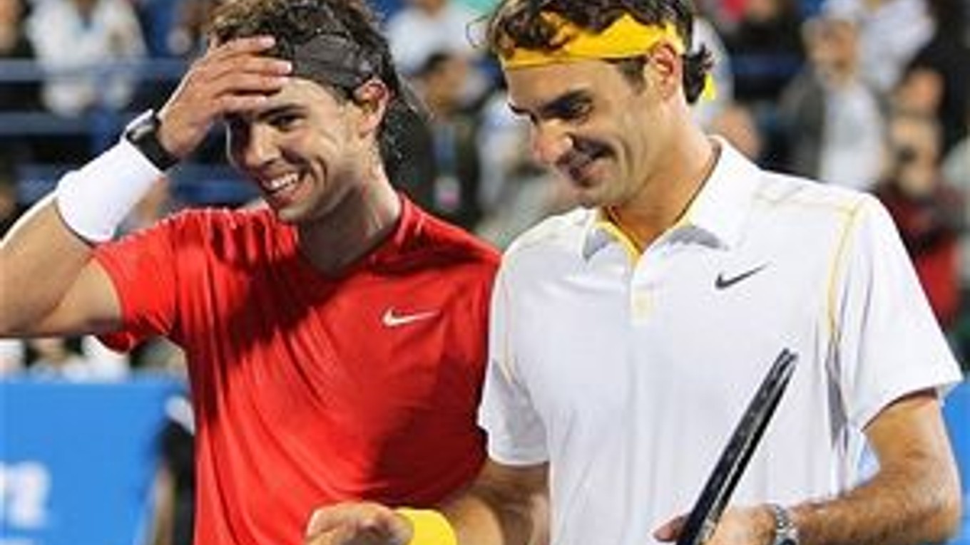 Nadal (vľavo) a Federer