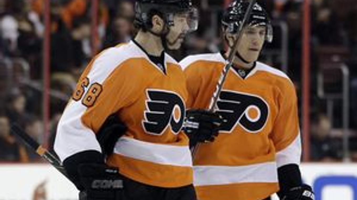 Jaromír Jágr (vľavo) a Matt Carle počas zápasu s Phoenixom.