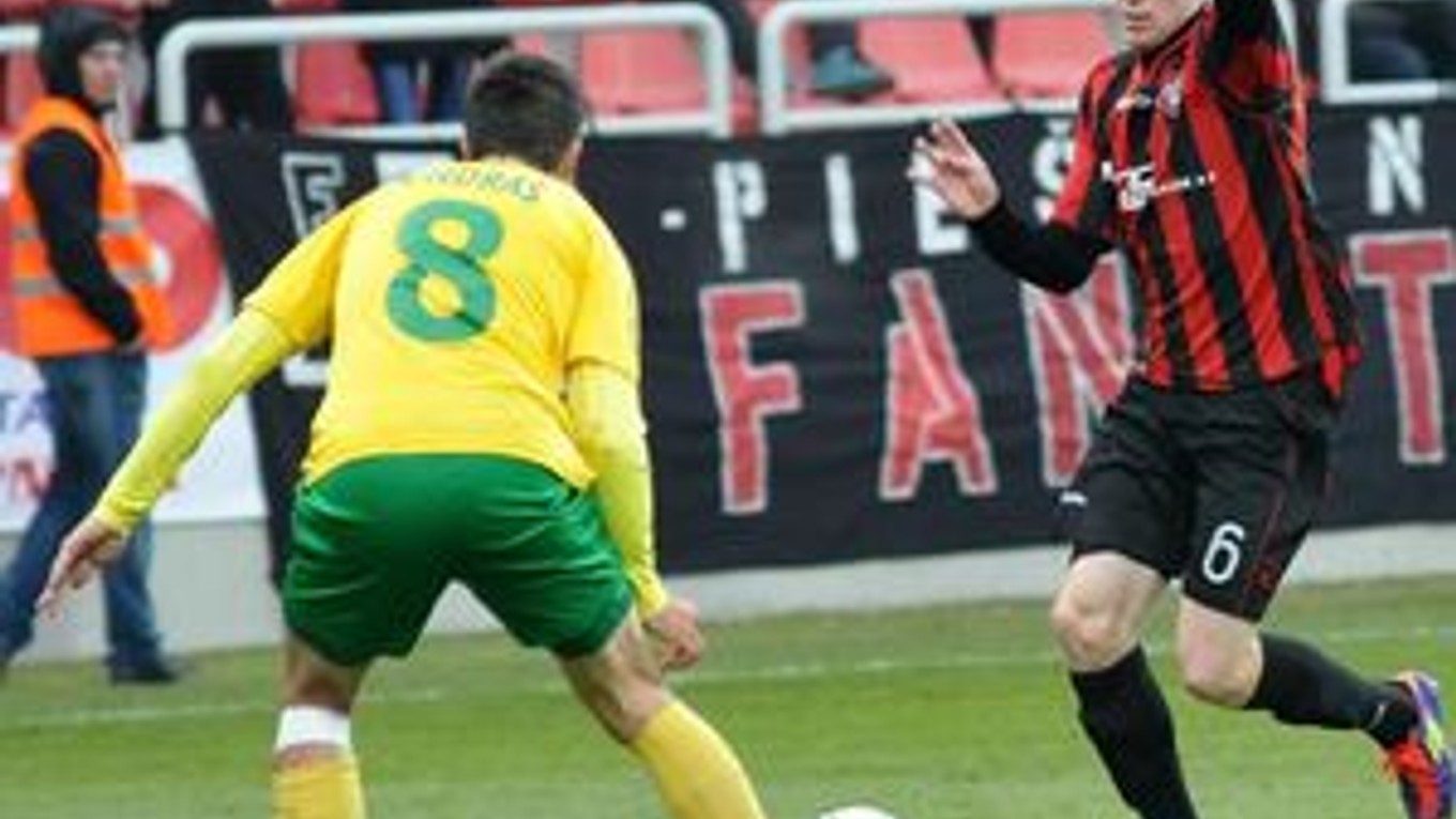 Roman Procházka (vpravo) z Trnavy a Marcel Ondráš, hráč MŠK Žilina.