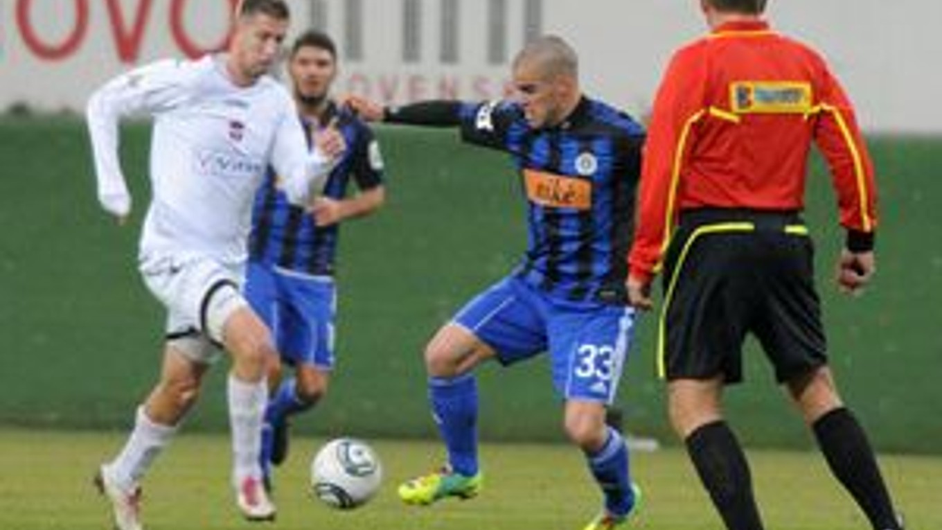 Filip Šebo z ŠK Slovan Bratislava (v strede) a Martin Babic z FC Vion Zlaté Moravce (vľavo).