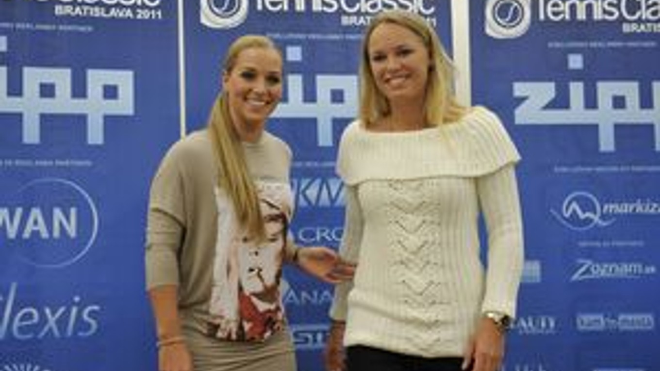 Dominika Cibulková (18. vo WTA) a Caroline Wozniacka nastúpia v pondelok v tenisovej exhibícii v Bratislave. Sú kamarátky aj rivalky od juniorských rokov. Dánka s poľskými koreňmi má s Cibulkovou  aktívnu zápasovú bilanciu 6:3, ale tohto roku s ňou dva ra