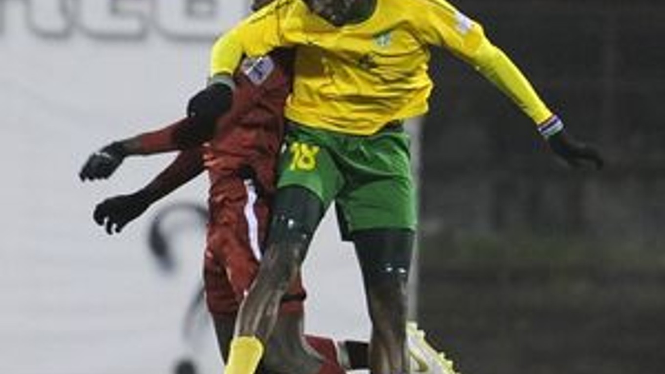 Žilinčan Momodou Ceasay (vpravo) v súboji o loptu s Trenčanom Abdoulayeom Diakitem.