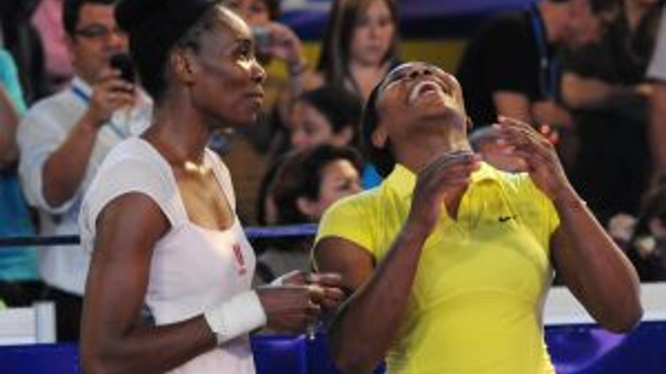 Venus Williamsová (vľavo) a jej sestra Serena