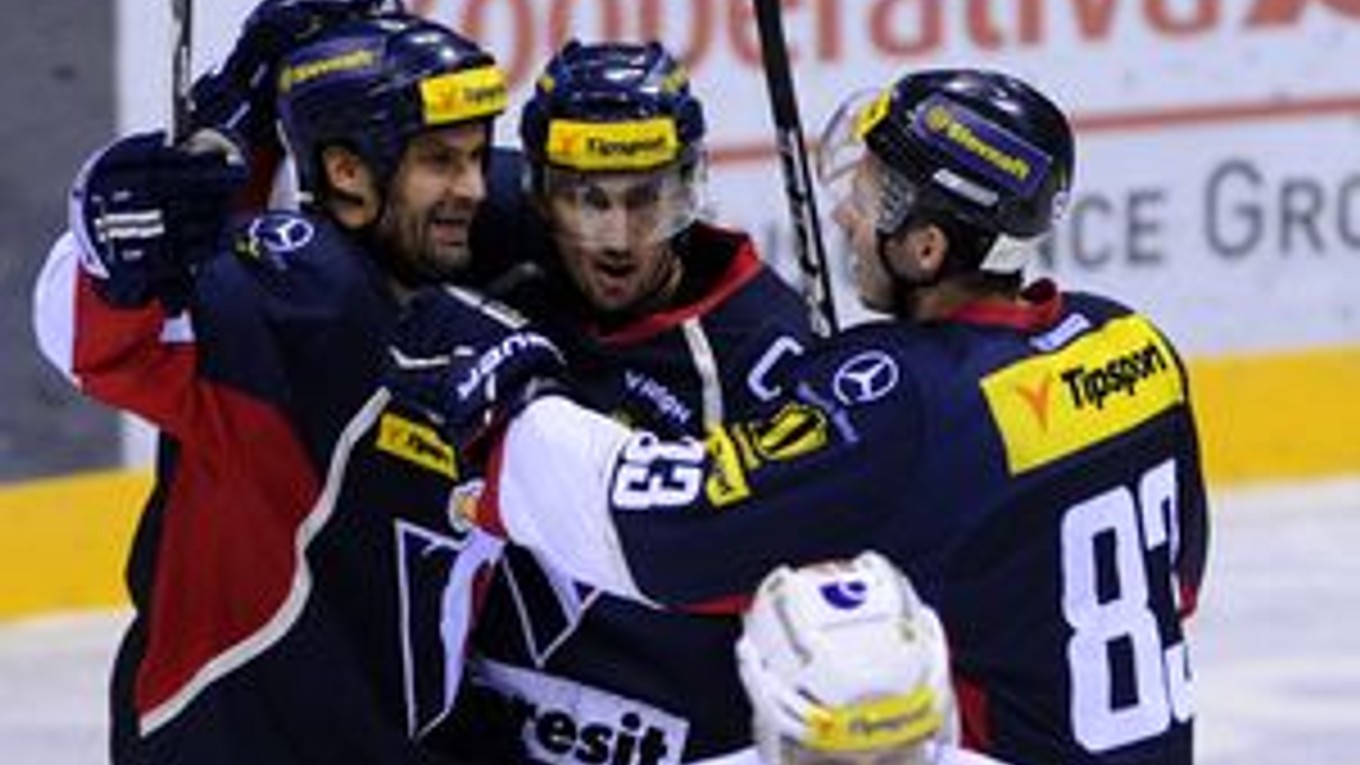 Ján Lipiansky, Miroslav Šatan a Martin Bakoš (zľava) oslavujú gól do brány Skalice.