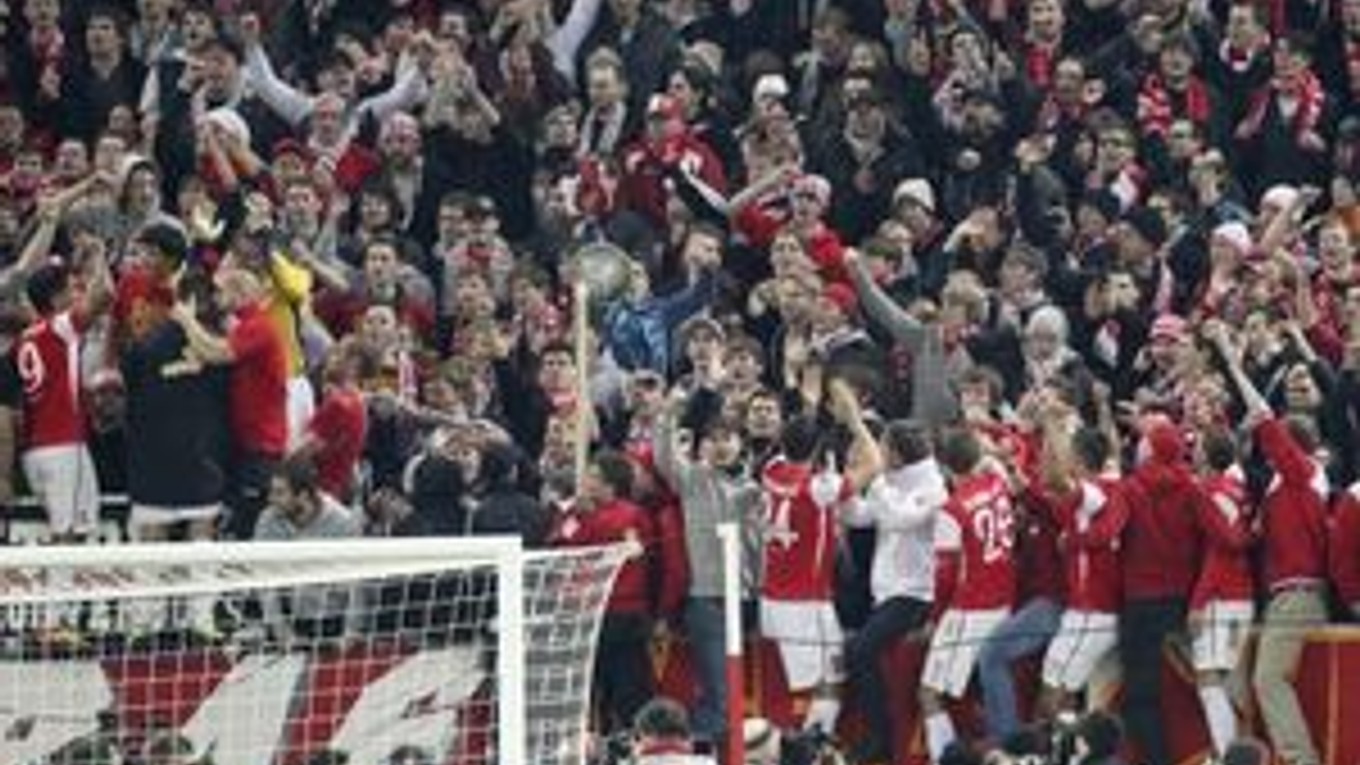 Fanúšikovia Mainzu oslavujú výhru nad veľkým favoritom.