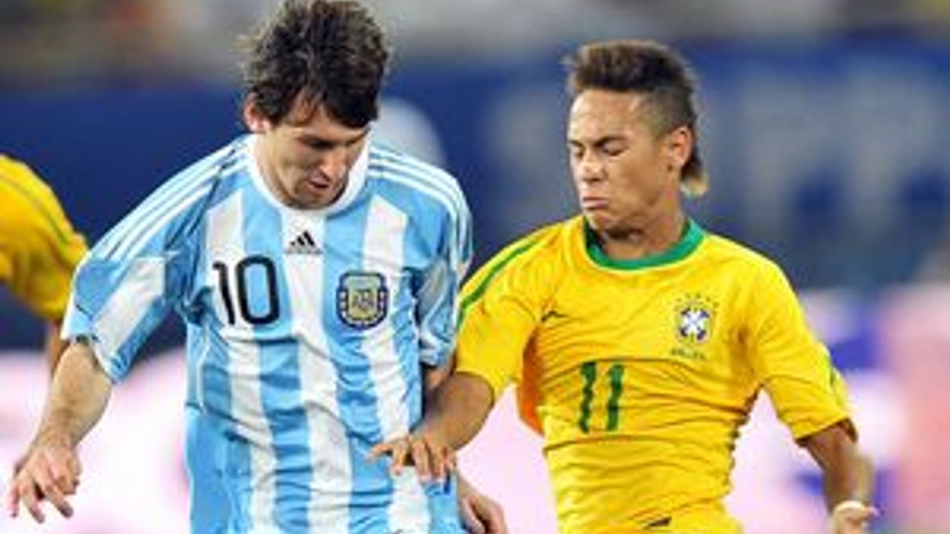 Messi (vľavo) v súboji s Neymarom