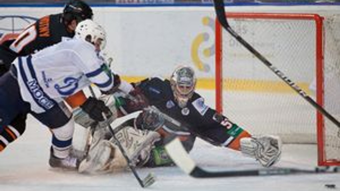 Brankár HC Lev  Ján Laco odoláva nájazdu  útočníka  Dinama Moskva. ⋌