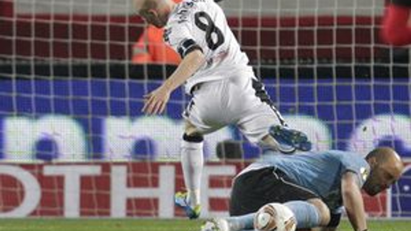 Brankár Twente Nikolay Mihaylov a hráč Fulhamu Andrew Johnson.