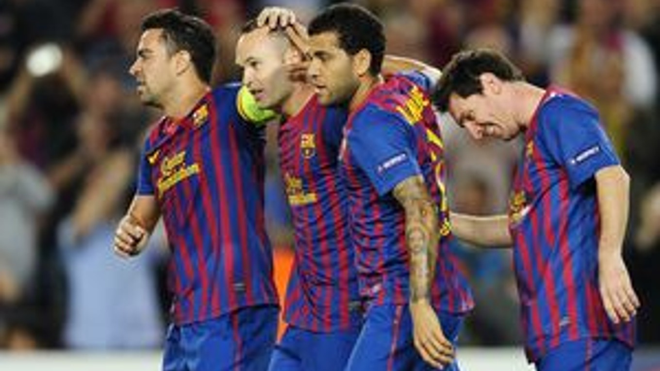 Xavi Hernandéz, Andrés Iniesta, Daniel Alvés a Lionel Messi (zľava) z FC Barcelona.